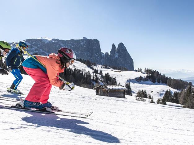 Skifahren mit Kindern auf den perfekt preparierten Pisten auf der Seiser Alm
